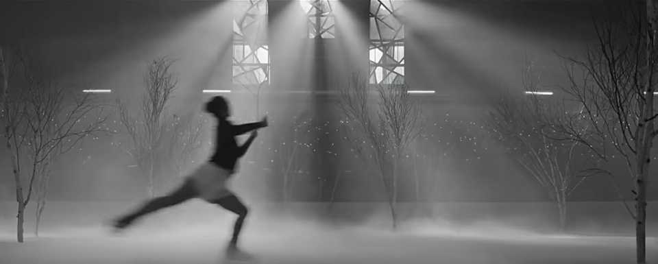 Image tirée du clip Everglow "lueur éternelle" de COld play avec vitraux arbres et patineuse