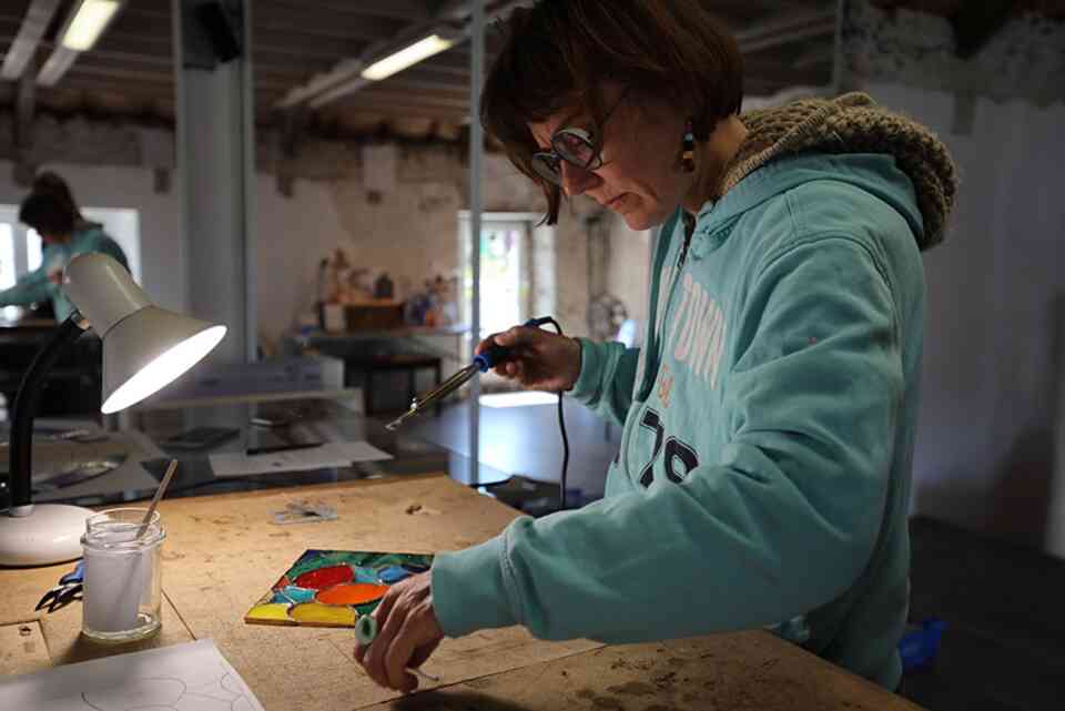 Anne en stage de vitrail chez Eclipse Vitrail soude sa création à l'étain
