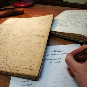 Signature du bordereau d'inscription pour consulter les archives diocésaines