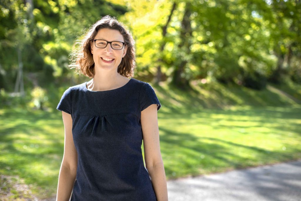 Séverine Guessant vitraillliste sur le secteur de Dinan prise en photo par Amaliegraphie