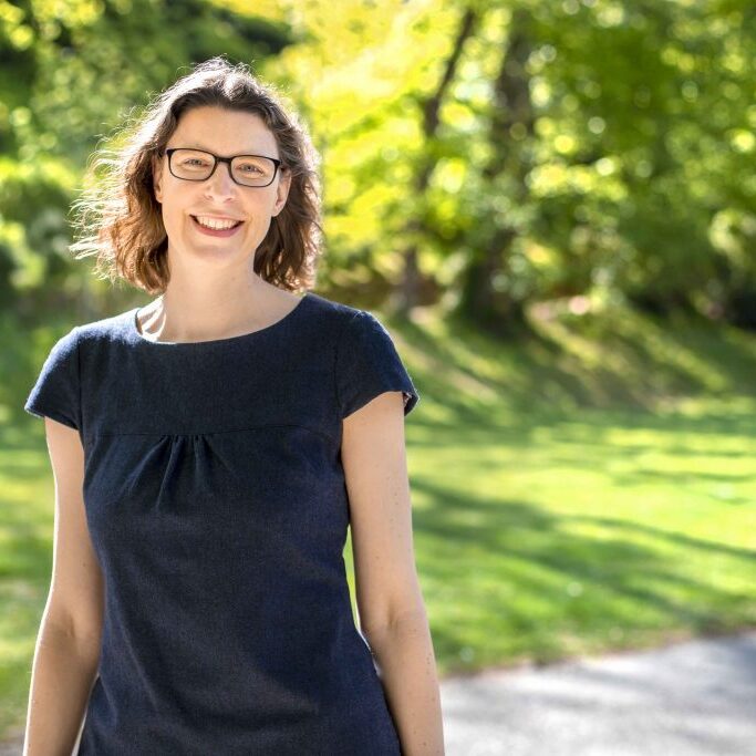 Séverine Guessant vitraillliste sur le secteur de Dinan prise en photo par Amaliegraphie